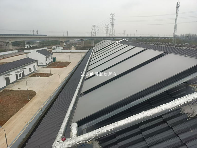 化工廠員工宿舍平板太陽能與空氣能熱泵聯合熱水系統